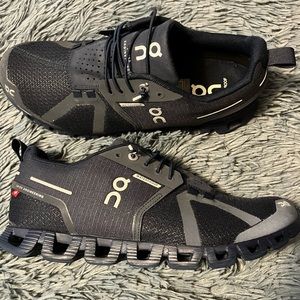 On Cloud waterproof. Navy blue size 8.5